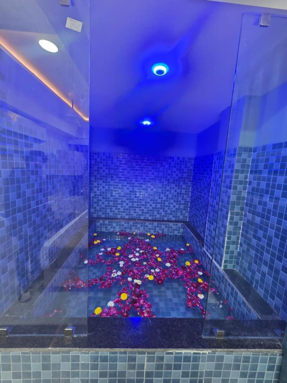 Hotel Hill Top أحمد أباد المظهر الخارجي الصورة